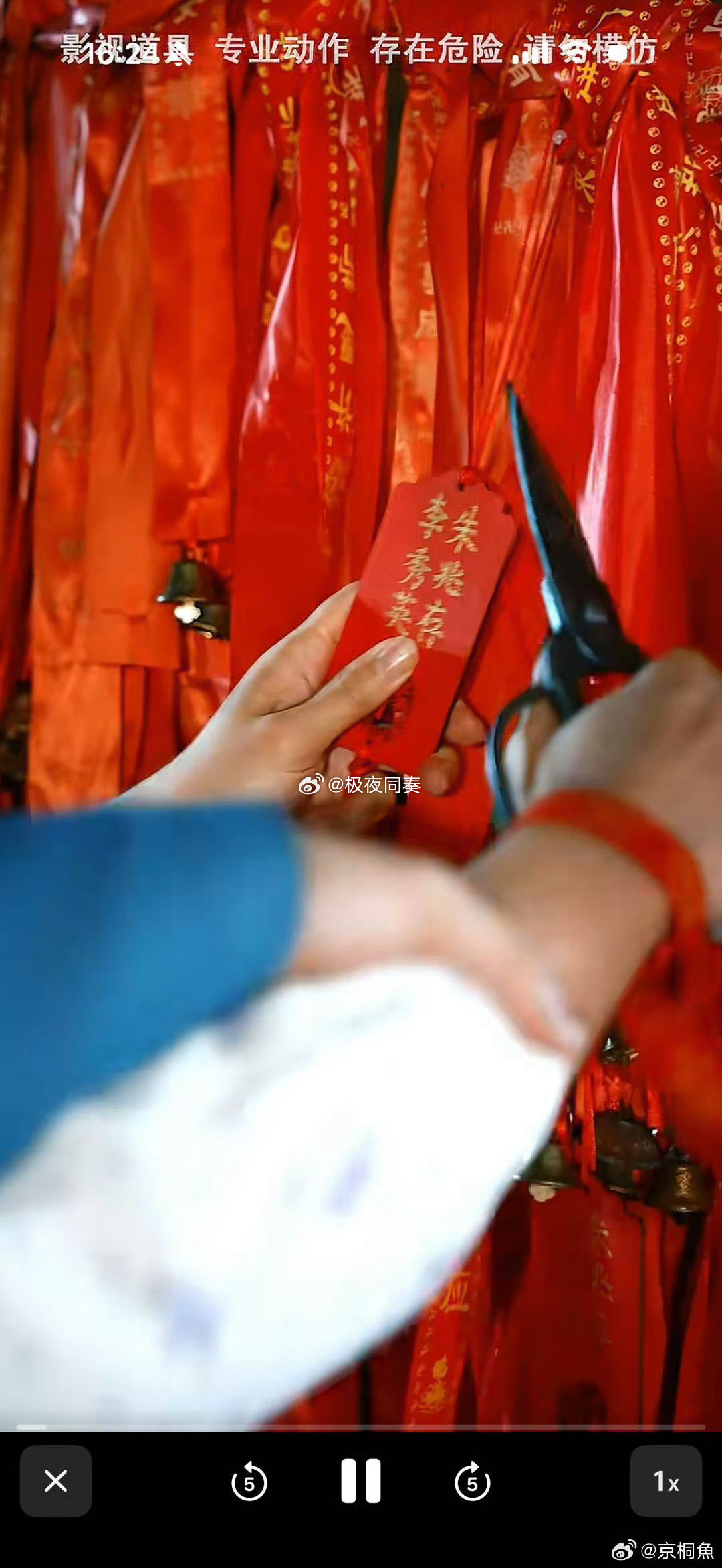 不舒服的时候最希望被别人看见普通街拍化身治愈陌生人的暖心举动，萍水相逢的善意格外