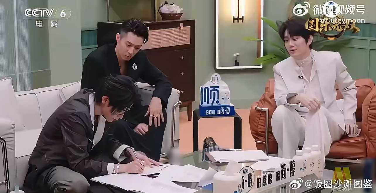 宋亚轩被夸害羞 莫文蔚夸宋亚轩 好可爱 