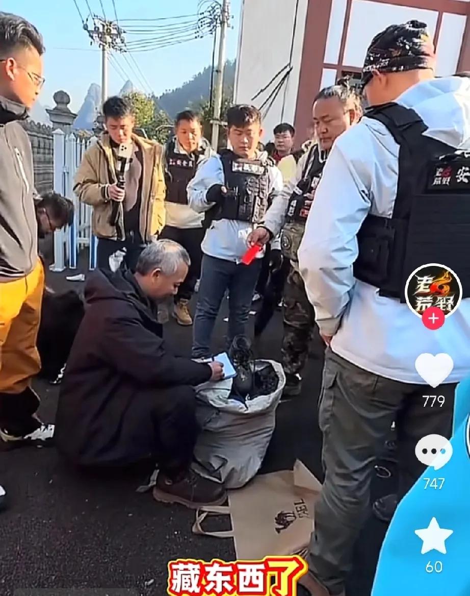 老中医太惨了，
原以为直播能说清冤枉，
万万没想到的是满嘴胡喊
说鞋垫是粉丝送的