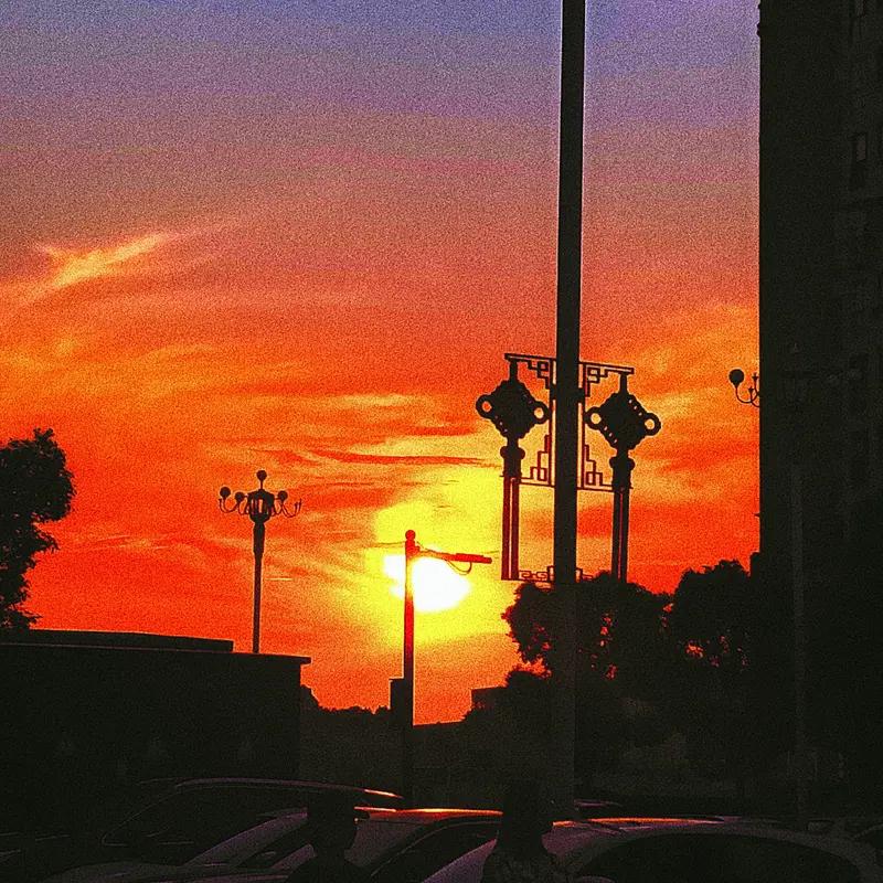 看到“夕阳余晖染天边”这个上联，瞬间脑海里浮现出那绝美画面，落日把天空染得五彩斑