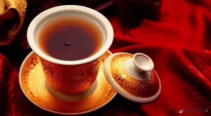 #上联：一壶醇酒止疲惫，如何对下联#
一壶醇酒止疲惫，
半盏清茶慰心灵。
月下独