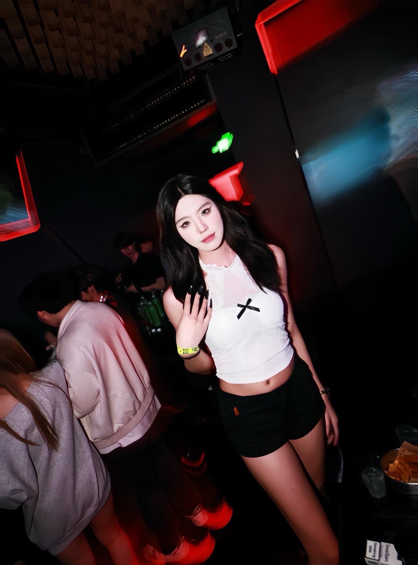 很内向 喝不了也不说 一直喝