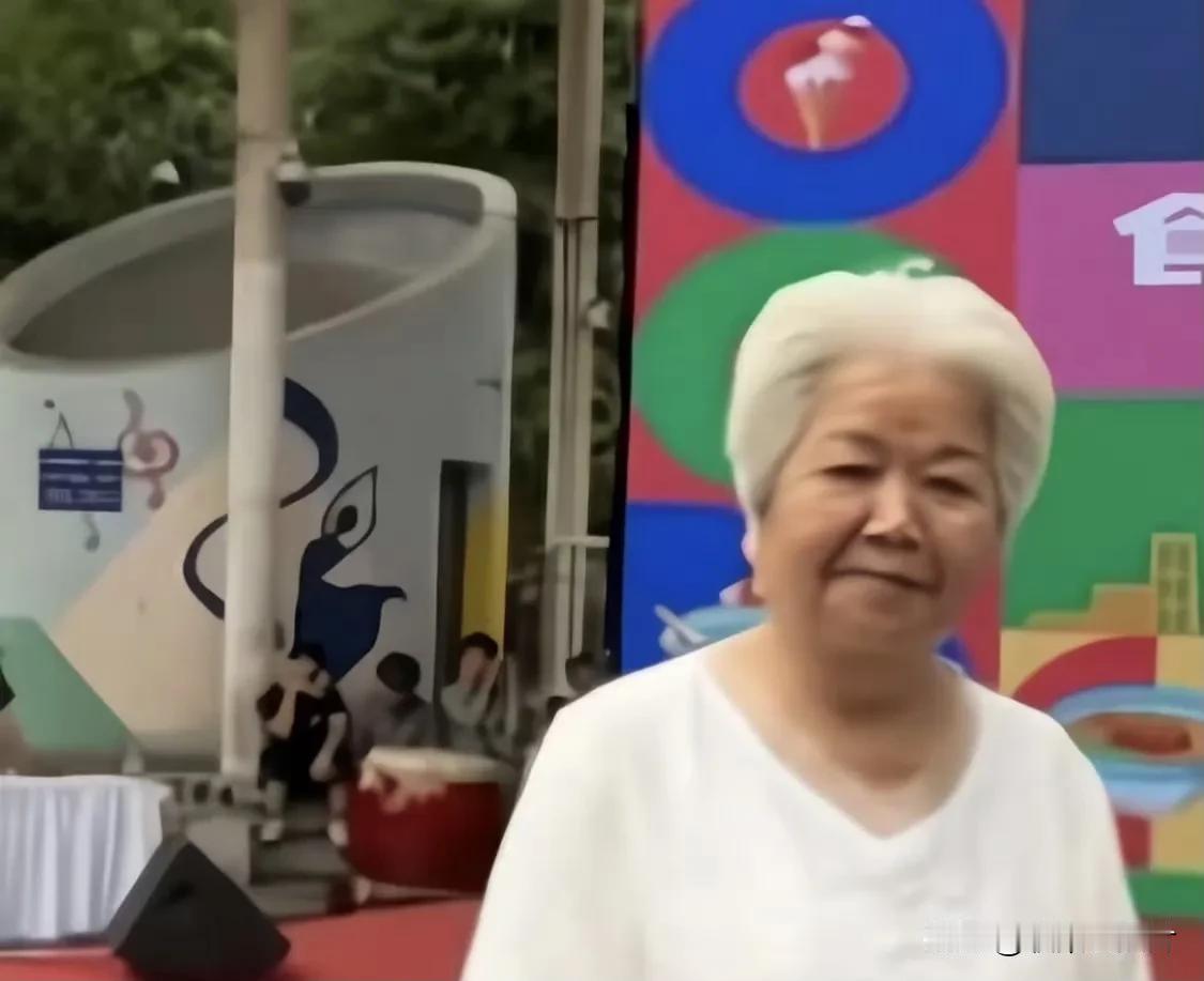 还记得中央电视台的主持人邢质斌吗？她现在的样子——
她今年79岁了。 ​​​​