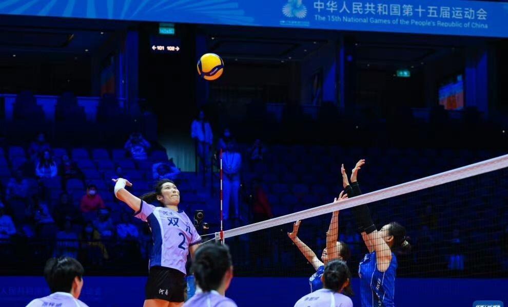 董禹含弯着腰，双手恭敬地伸向她的偶像朱婷。 这场全运会女排5-8名排位赛刚刚结束