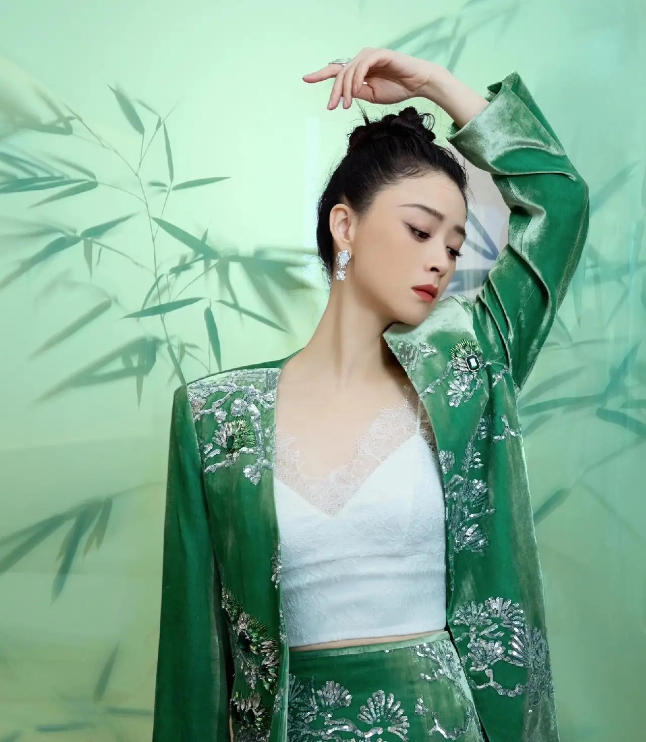 追星的闺蜜告诉我，资本大佬喜欢蒋欣，不是因为馋她的身子，而是因为，她的路人缘还是