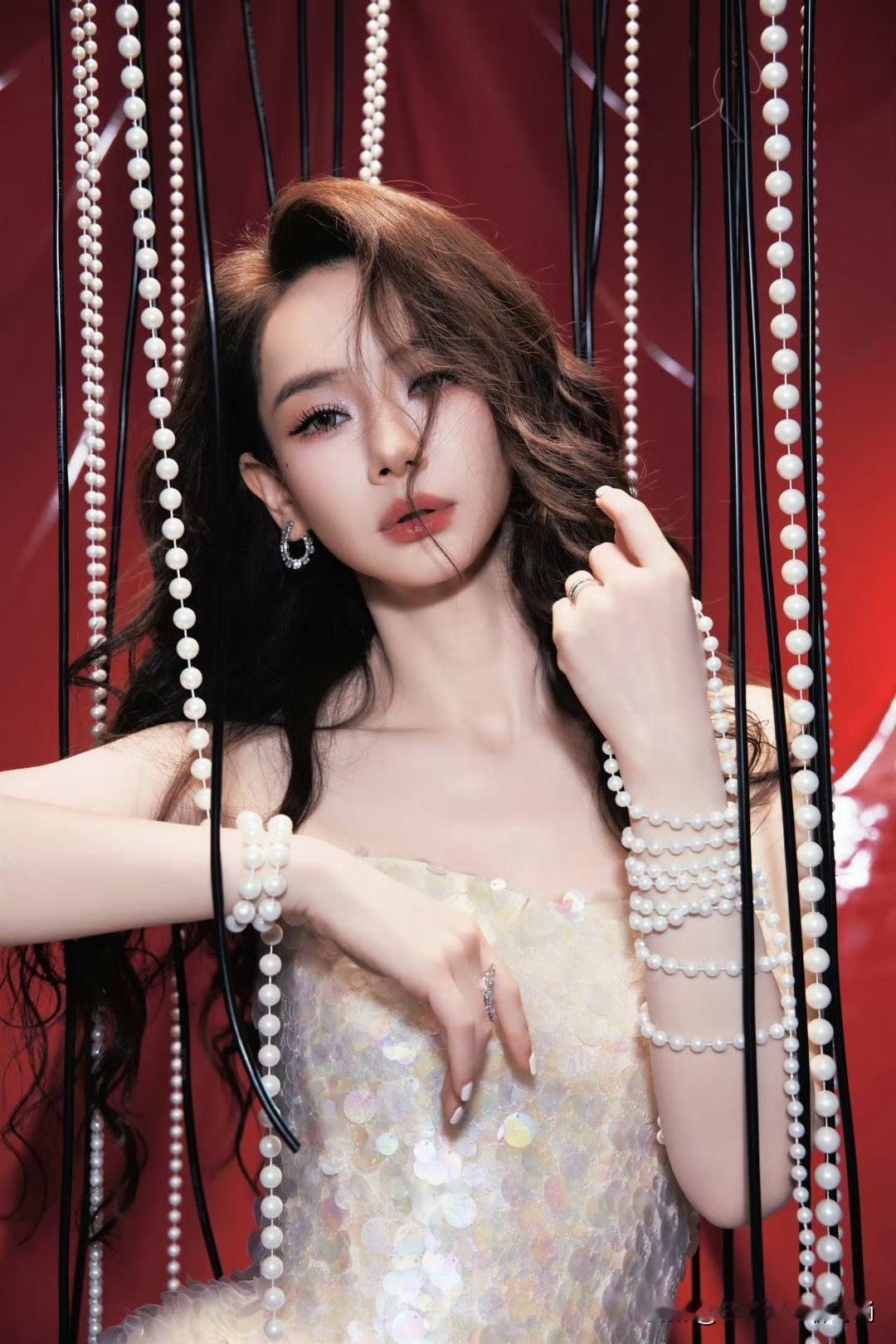 戚薇这套造型直接把明艳大女主气场拉满！
 
抹胸人鱼姬亮片礼裙是核心亮点，幻彩亮