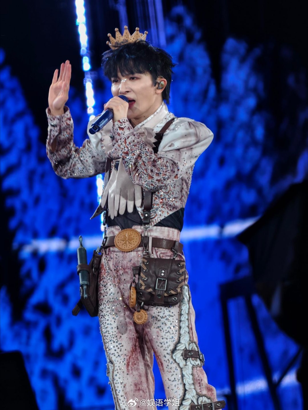 周深不能低头皇冠会掉贵阳演唱会上周深化身优雅小王子，精致皇冠氛围感十足。王冠总是