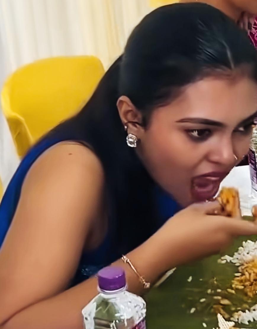 印度这是独具特色的饮食习惯吗？
直接用手抓着吃，把餐具也节省了吗？
如果饭菜很热