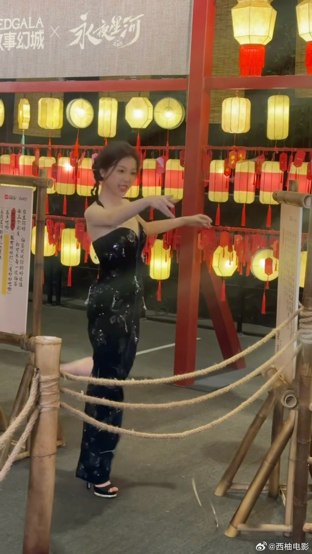 虞书欣丢一个套圈翘一次脚 虞书欣套圈像个小人机一样萌 丢一次翘一次脚最后还“啊～