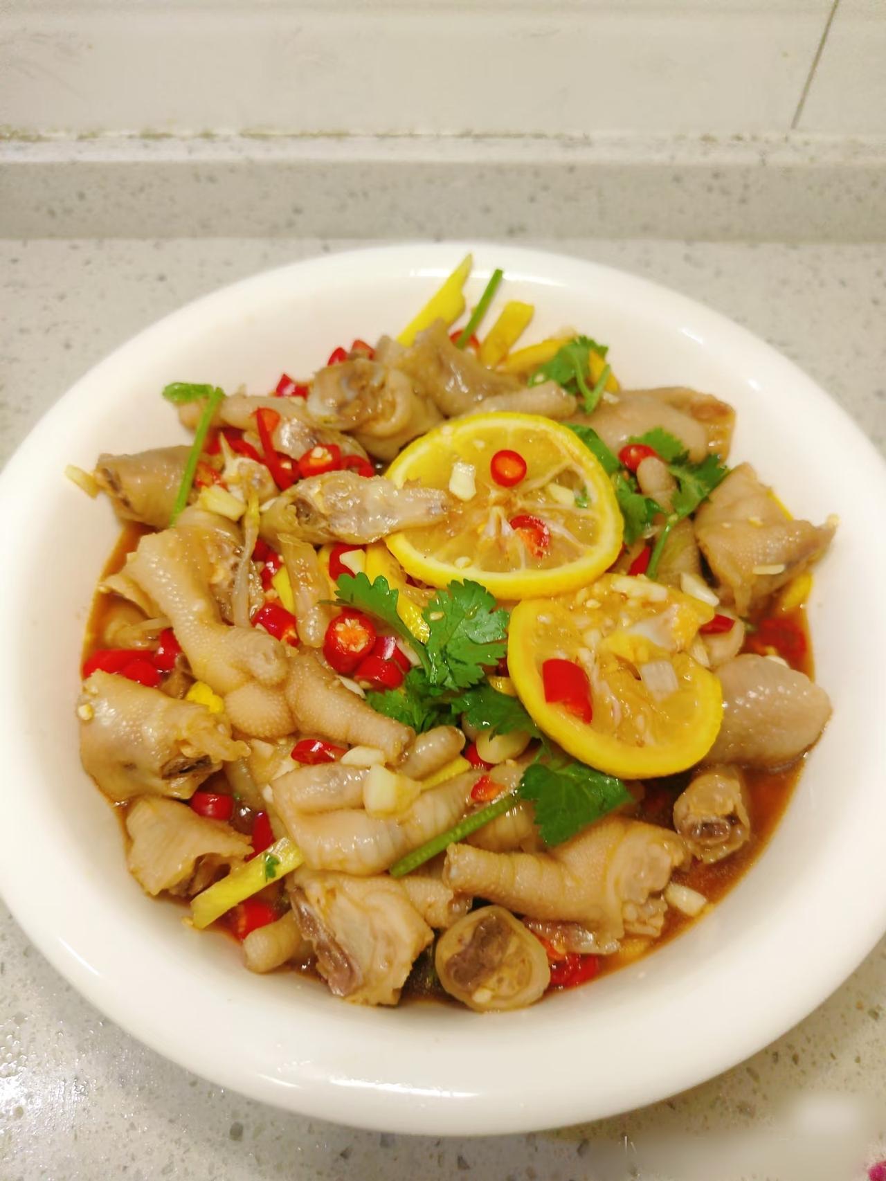 酸辣鸡爪：开胃下饭的经典美味

今天我想和大家分享一道令人垂涎欲滴的开胃佳肴——