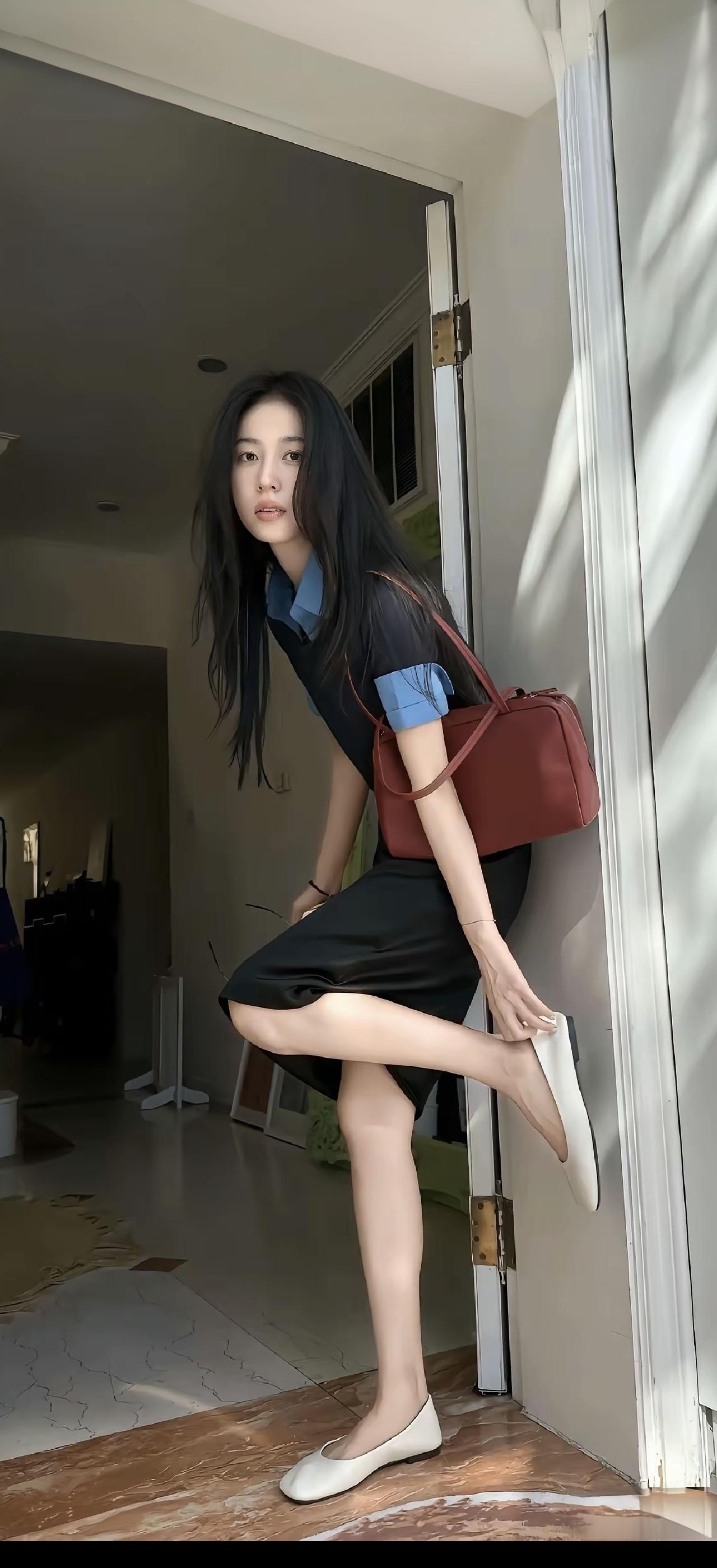 红袖添香夜，轻抚古筝弦。