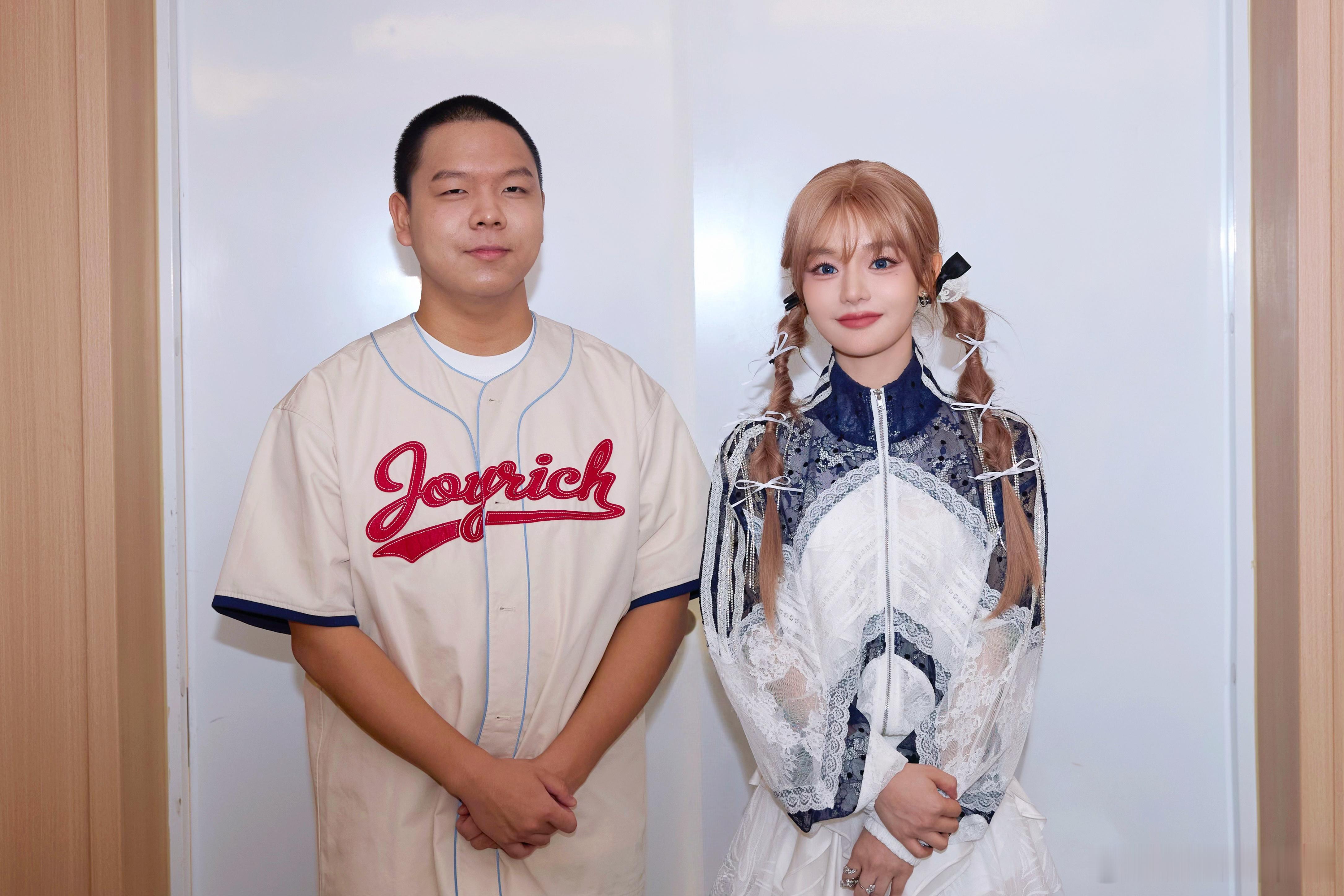 黄霄雲在AG主场观赛哈哈哈前几天钟意跑去深圳看了黄霄雲演唱会，今天霄雲又去支持A