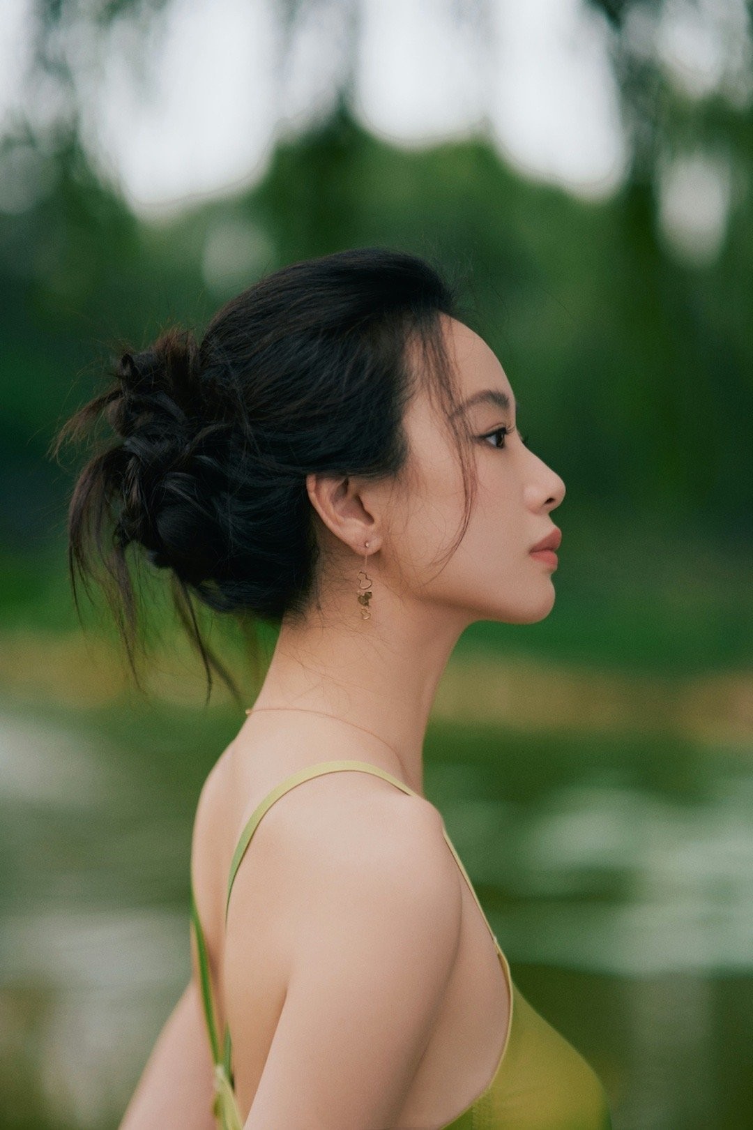 李梦渐变色吊带裙，这夏末的一抹绿，优雅静谧 ​​​