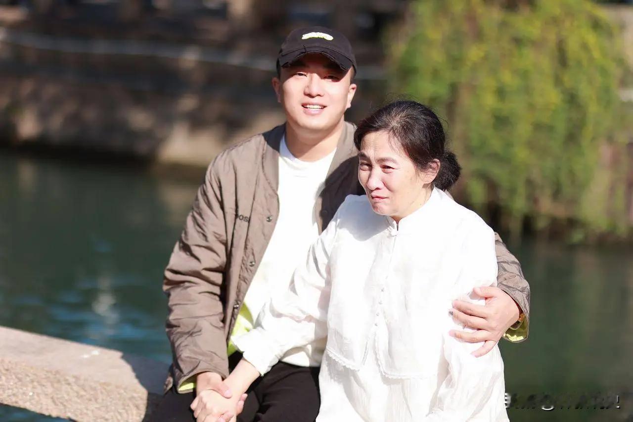 2021年，四川30岁男子每天和57岁母亲一起睡，他洗澡时，母亲也待在浴室，他不