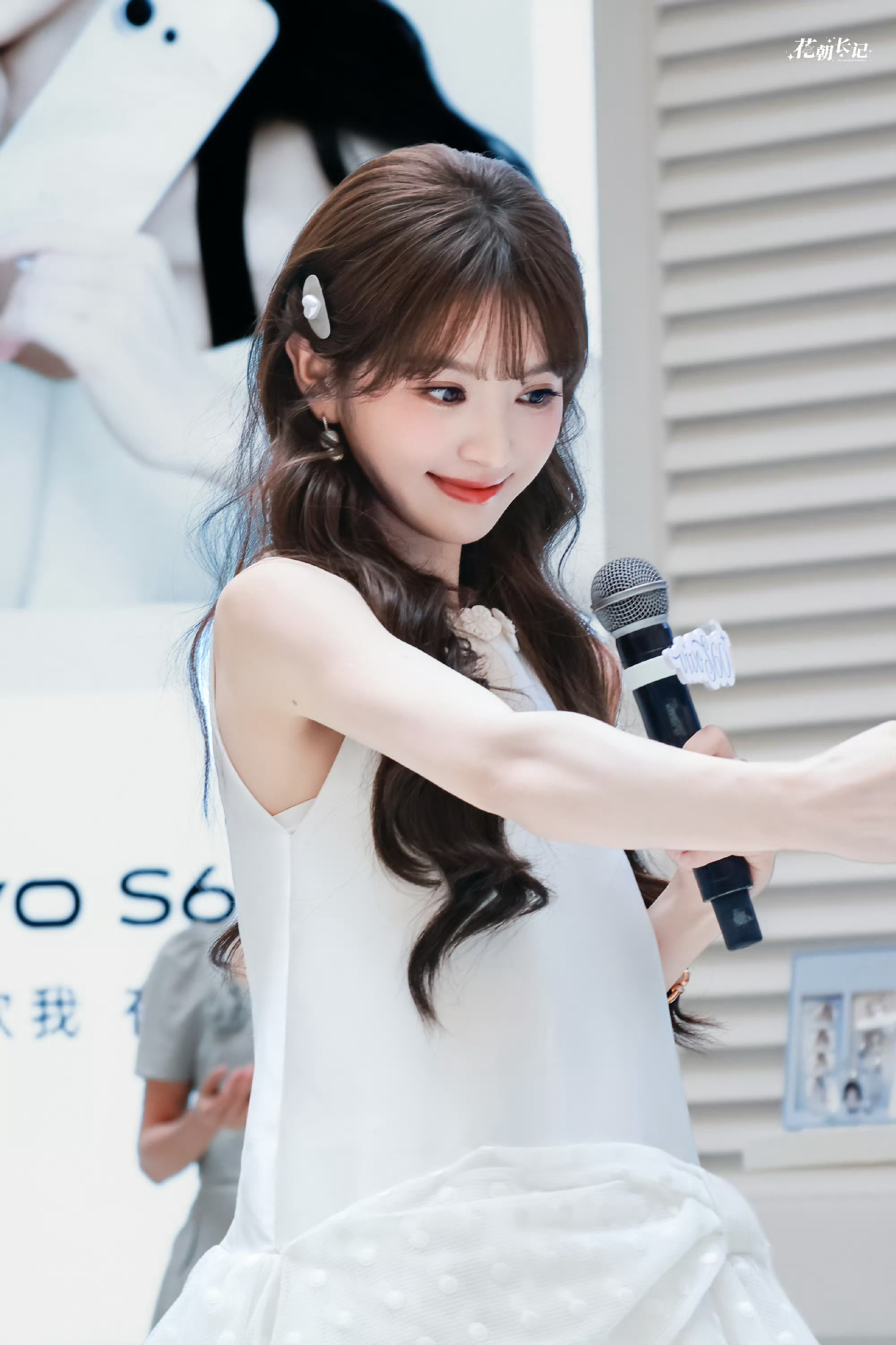 田曦薇把自己贴进毛茸茸里此女太美萌萌的的了啊啊 
