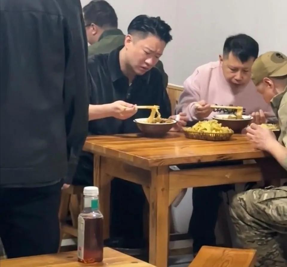 毫无疑问，离开德云社的曹云金，何云伟事业一落千丈，而且不论是人气和知名度都不可同