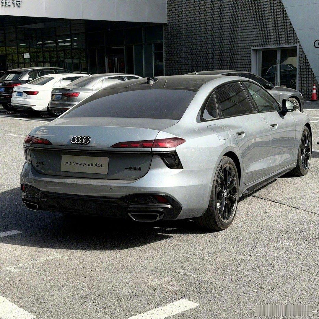 汽车  全新奥迪A6L实拍车，战斗灰配色好看。全车黑化设计，包括轮毂也进行了黑化