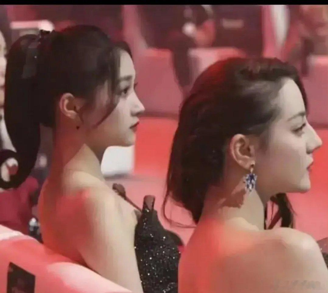 关晓彤好奇怪，平时商务平面图看着土土的，但是线下活动又很漂亮😂 