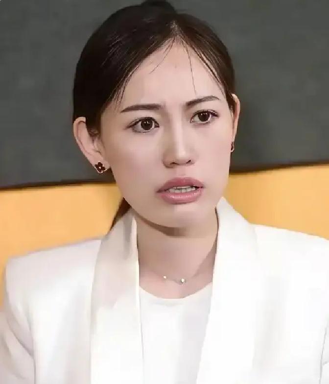 王宝强被拍到和女友冯清深夜从工作室出来，两人并肩走，女方个子高他半个头，穿白T牛