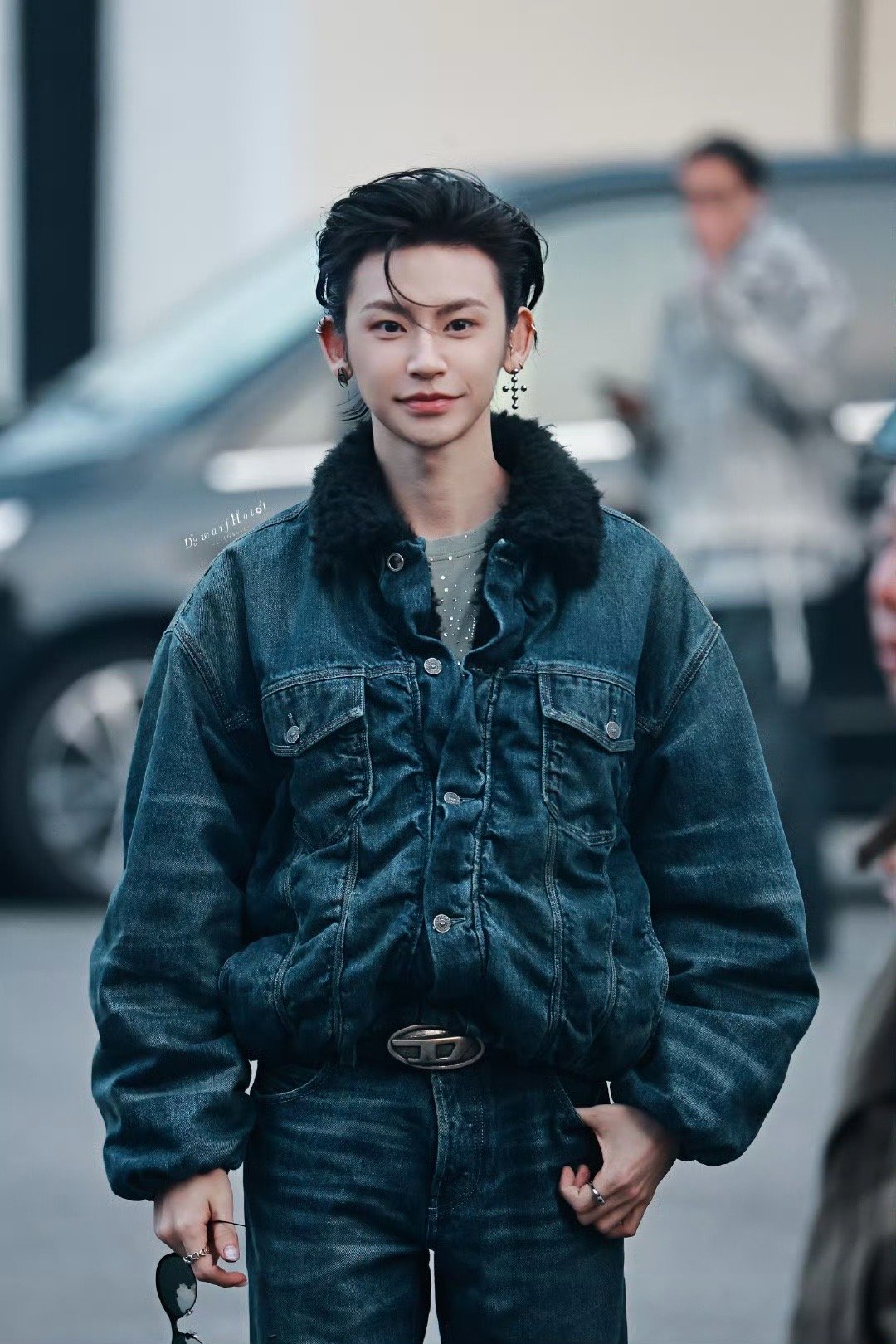 小鬼时尚圈最严肃的Daddy 米兰时装周现场，小鬼背头黑超造型超绝，礼貌鞠躬招手