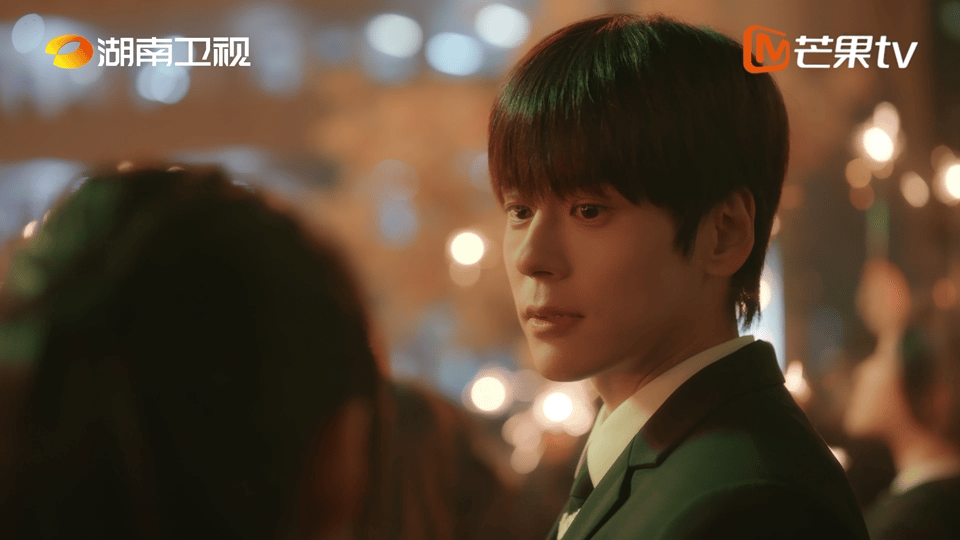 魏哲鸣体制内白月光杀回来了他身上独有的清冷感与温柔感并存，无论是职场精英的干练模