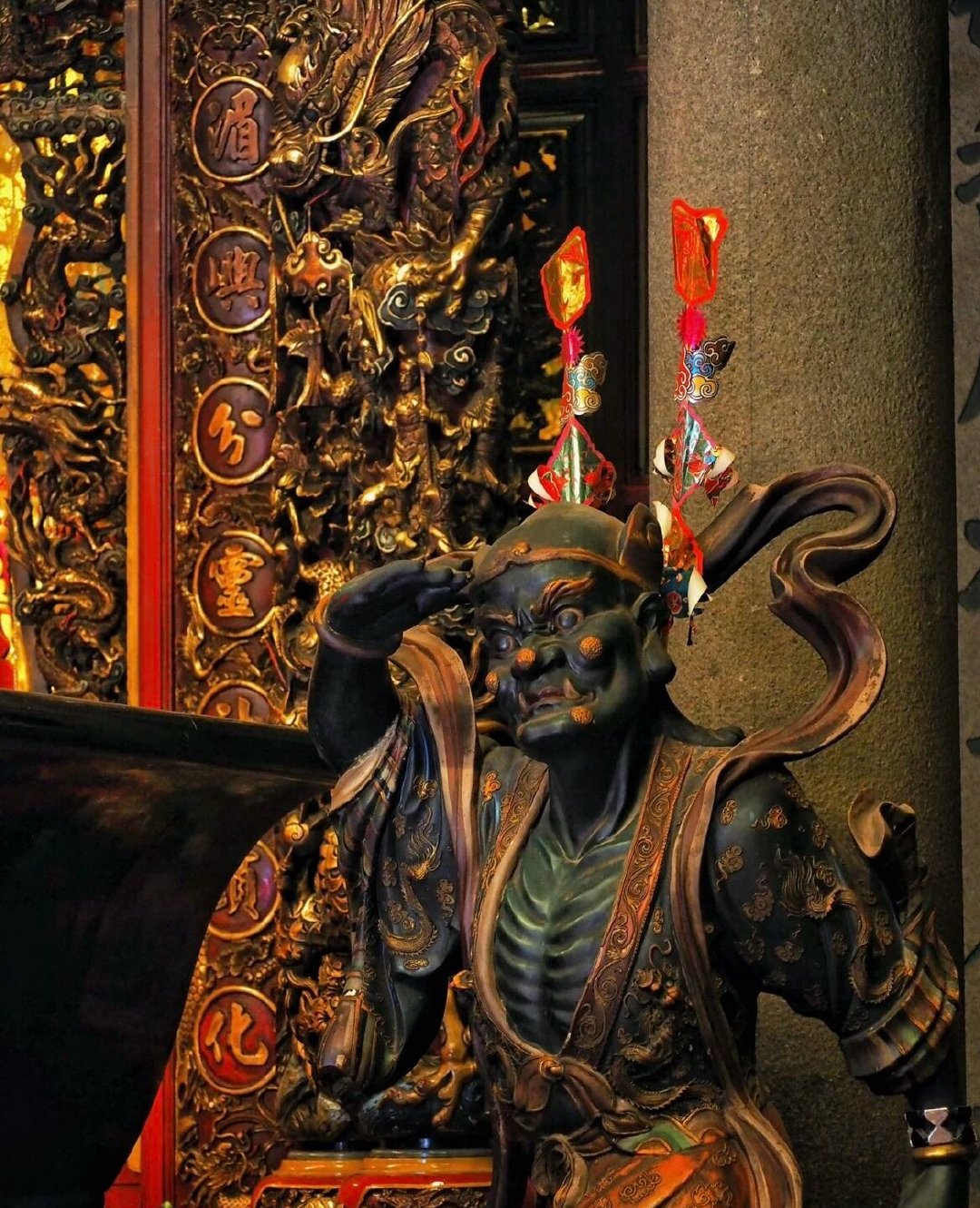每个人的一生都充满太多不确定性，连能活多久都不确定。在每一个人生分叉路口的选择最