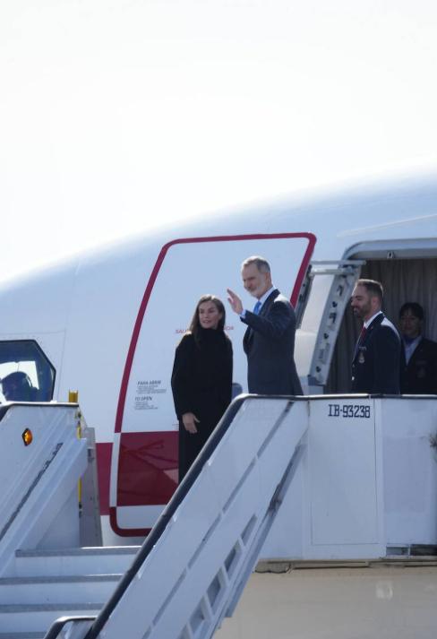 费利佩国王携手莱蒂齐亚从马德里巴拉哈斯出发去成都！11月9日西班牙国王夫妇在王室