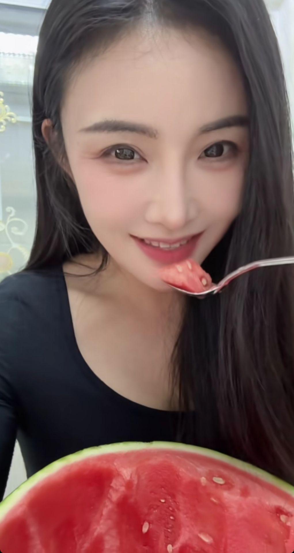 不懂就问，为什么西瓜瓤红了而瓜籽还是白的？
  读书少，但也知道生物的本能是繁衍