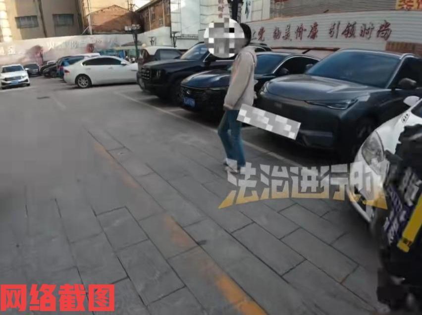 山西长治有女子停车后车钥匙未拿。

女子一看不知如何是好，忙找来开锁师傅，开锁师