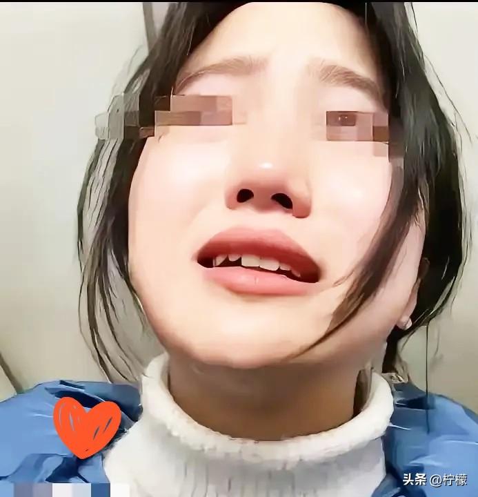 光棍收养女孩18年，
邻居感觉关系不正常报警，
一推门所有人惊呆。

村里的老陈