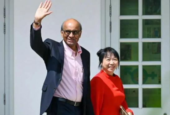 终于藏不住了！新加坡亲印媚日的真相，原来早就写在总统的血统里。现任总统尚达曼是地
