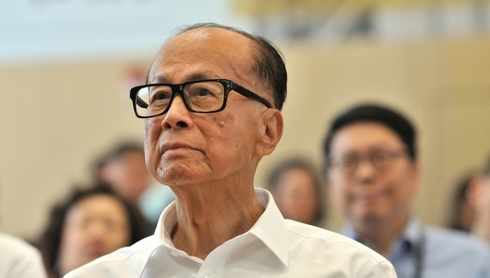 【#李嘉诚套现约455亿港元#】5月5日，李嘉诚家族旗下长江和记实业有限公司（长