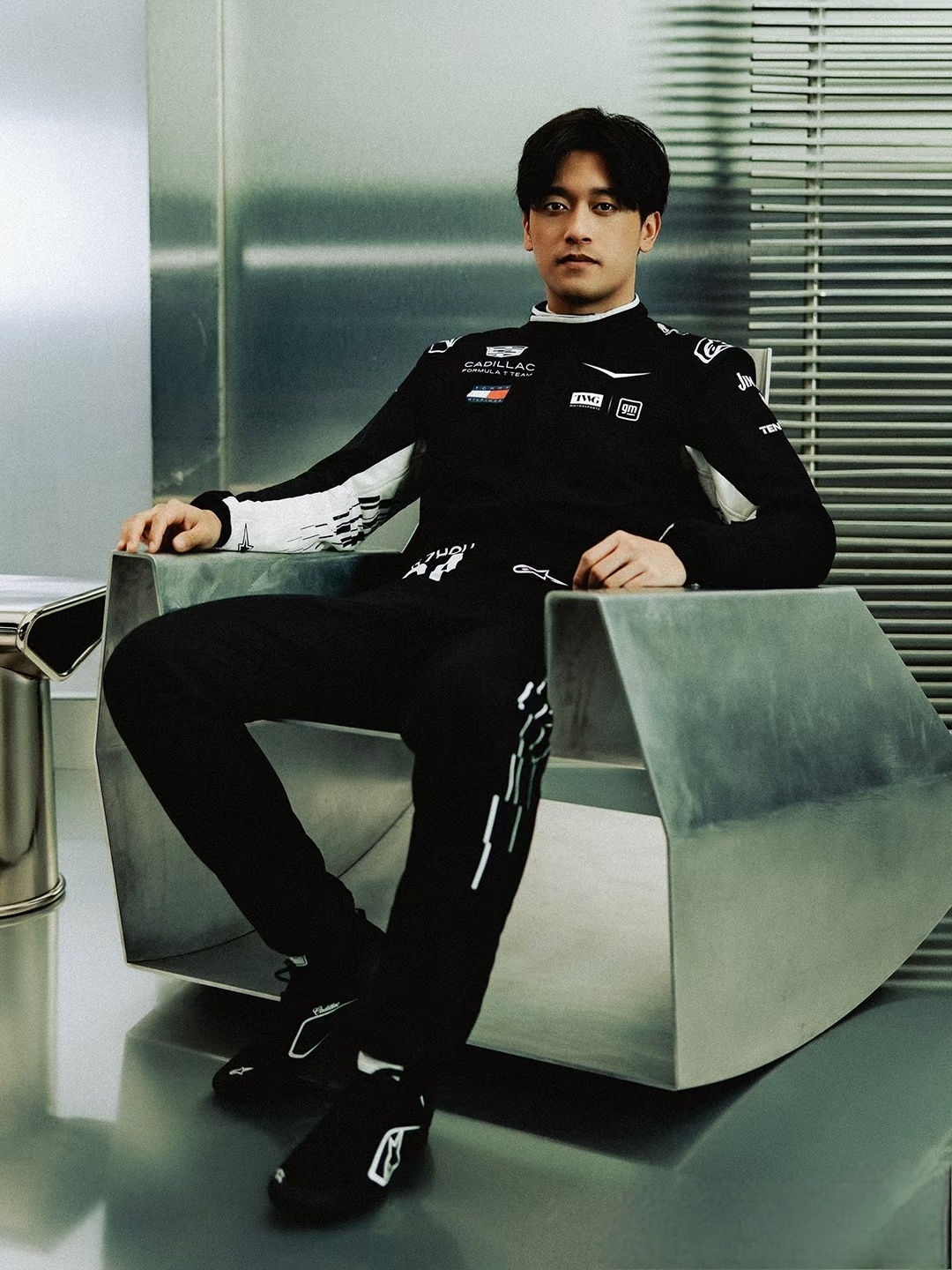周冠宇赛车服定妆照周冠宇在凯迪拉克的短期以技术储备与替补为主，长期目标应该是转正