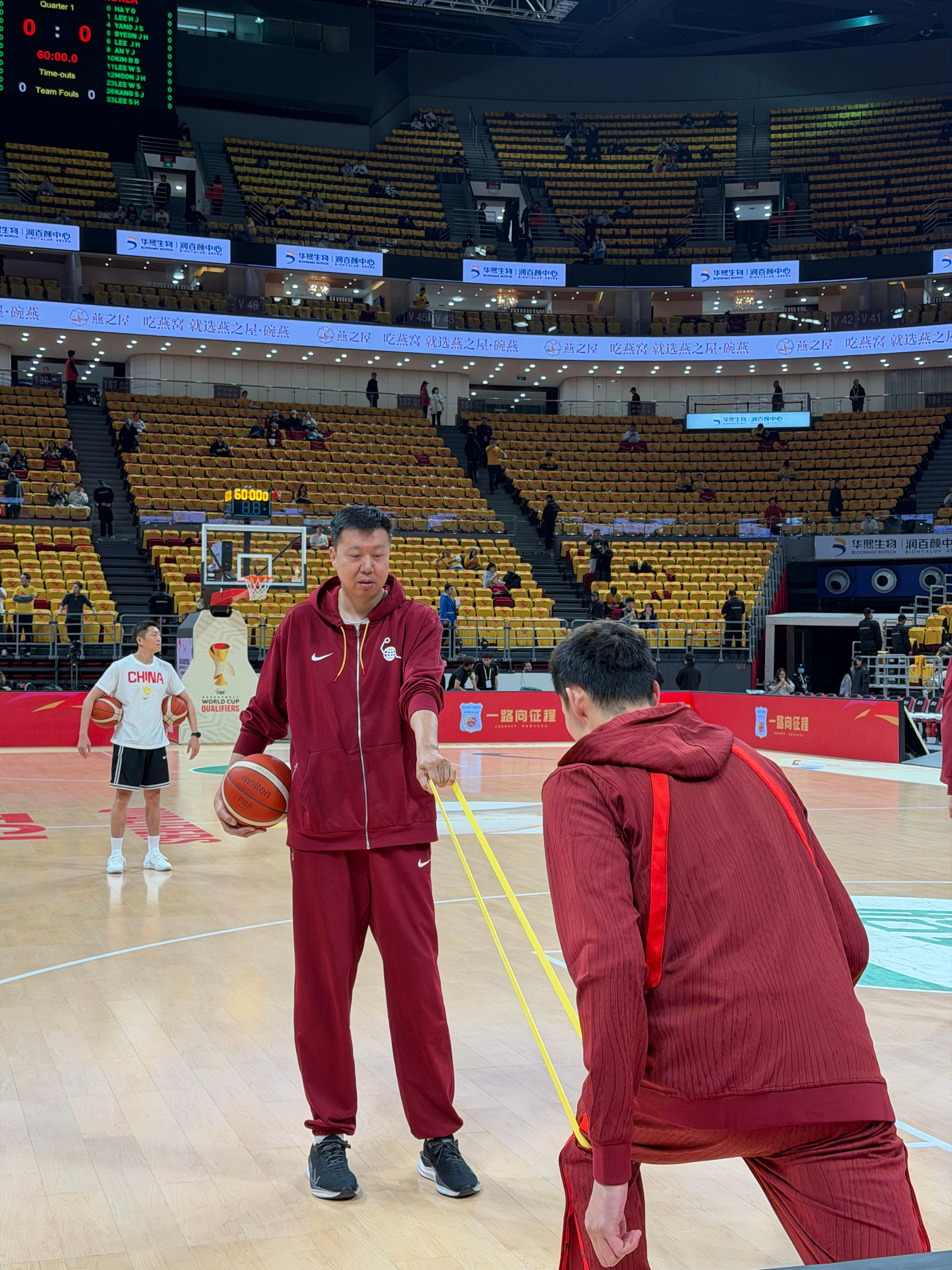 名宿督战，中国男篮陆续出来热身了——没进大名单的球员，包括赵睿都跟着大家一起，给
