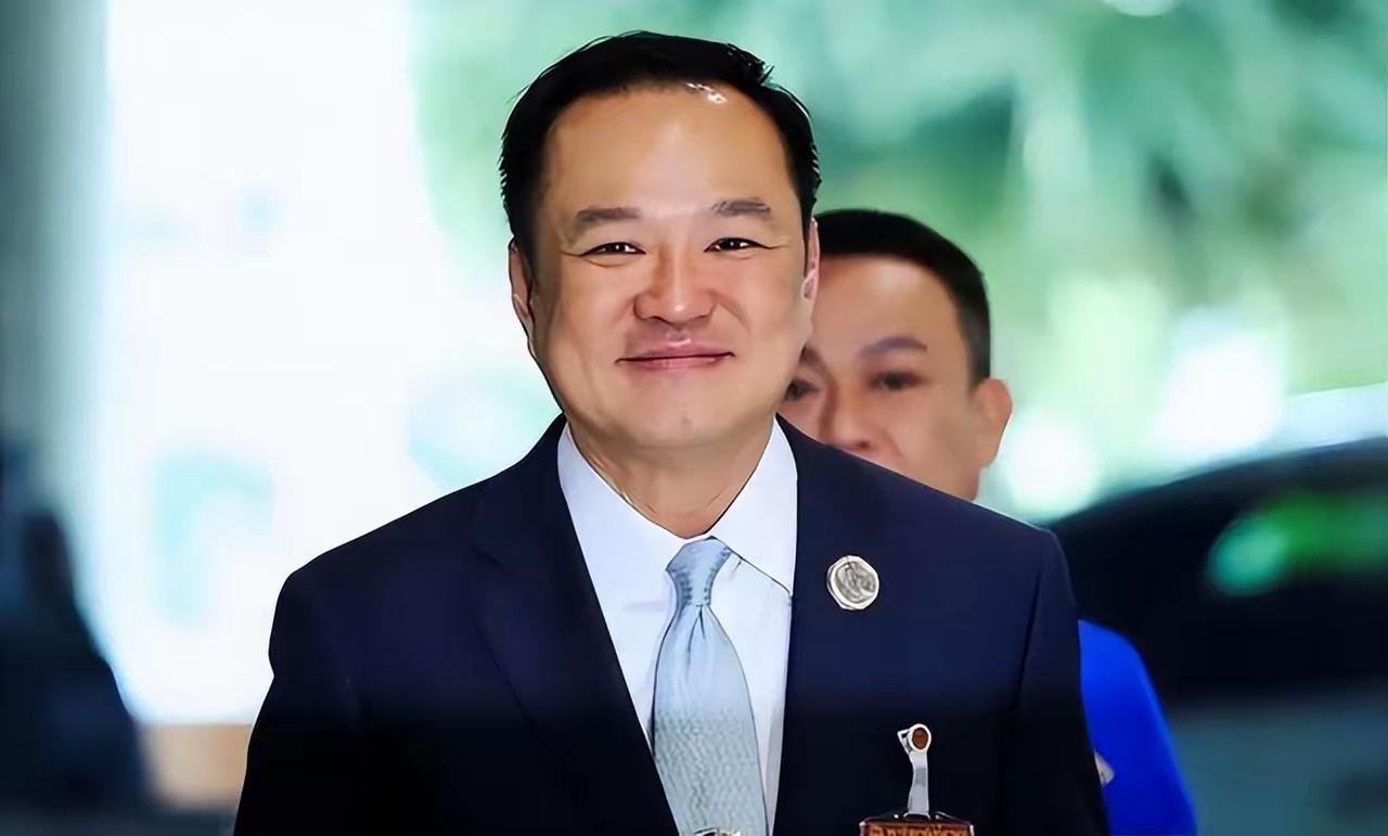 泰国新总理阿努廷刚上台没多久，麻烦就堆了一桌：参议员选举被爆作弊、公务员招考改了