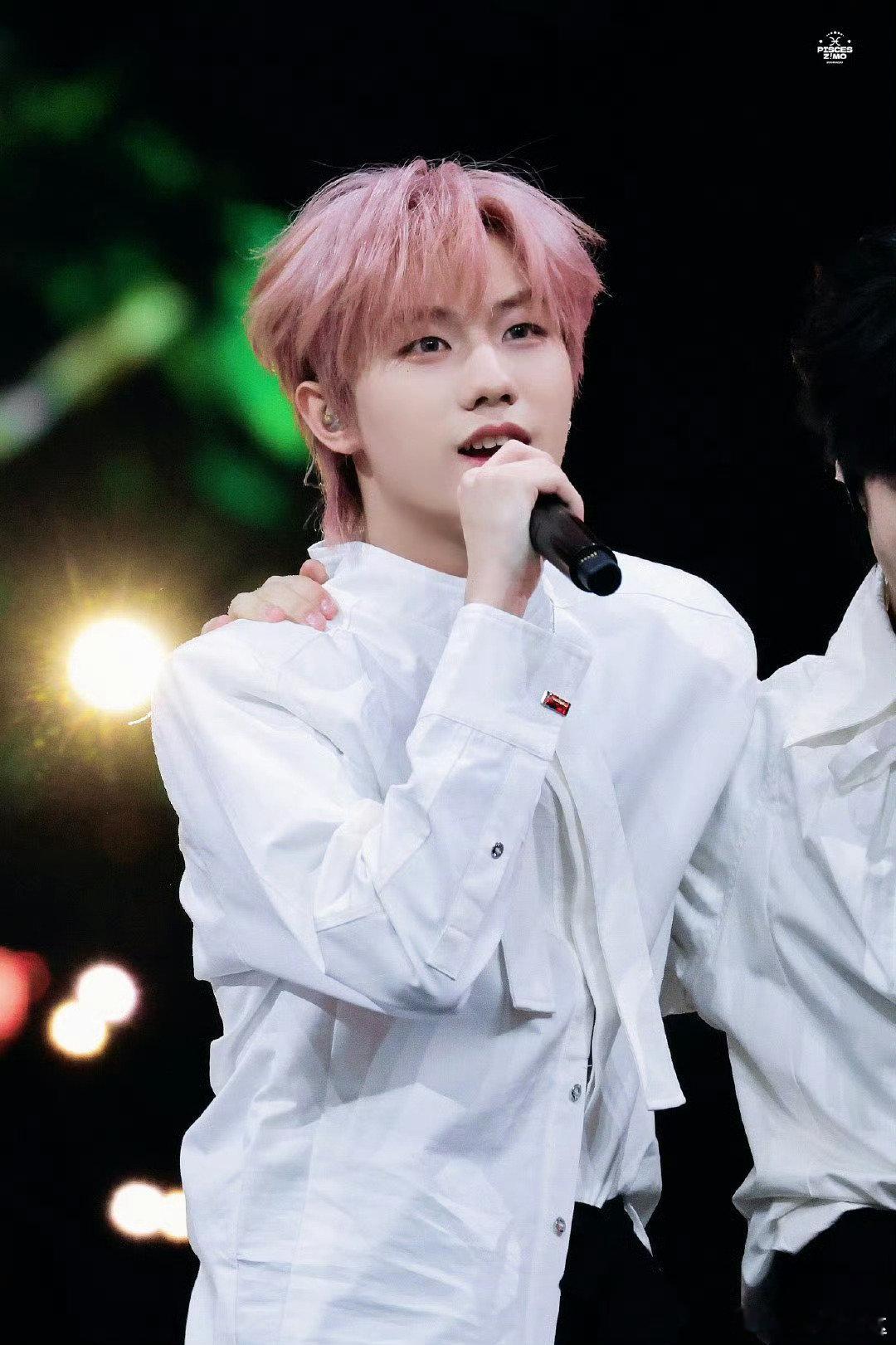 今天出去散步，发现路边的花开得正艳，绿树成荫，让人心旷神怡。生活中总有这样的美好