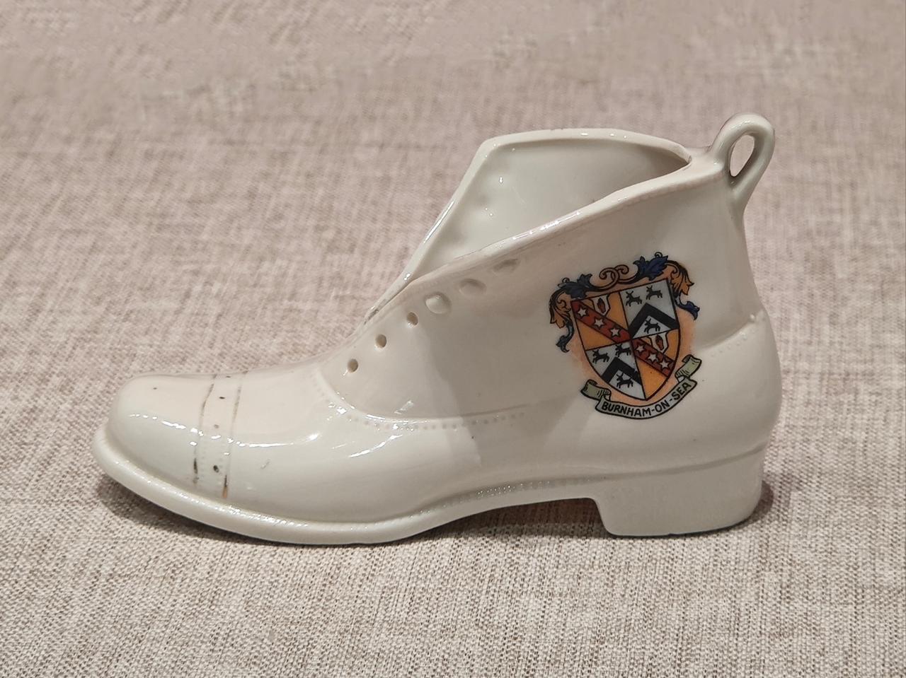 在北京《东风西渐一上海市历史博物馆藏欧洲瓷器展》，有一只纹章纪念瓷鞋。
​
这只