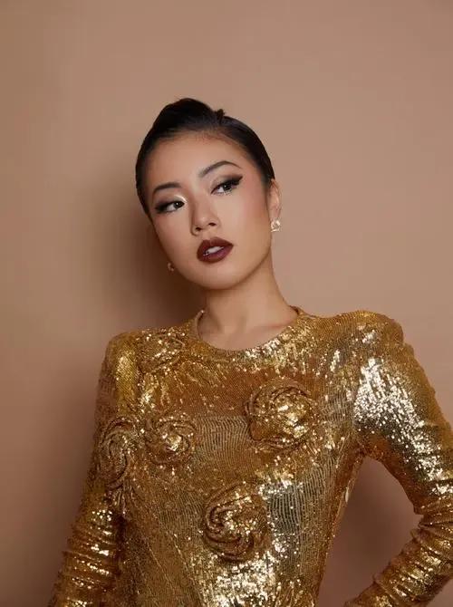 这种反差也太大了吧！还真是差一点就没认出她来！

明明平日里走的是欧美范的时尚路