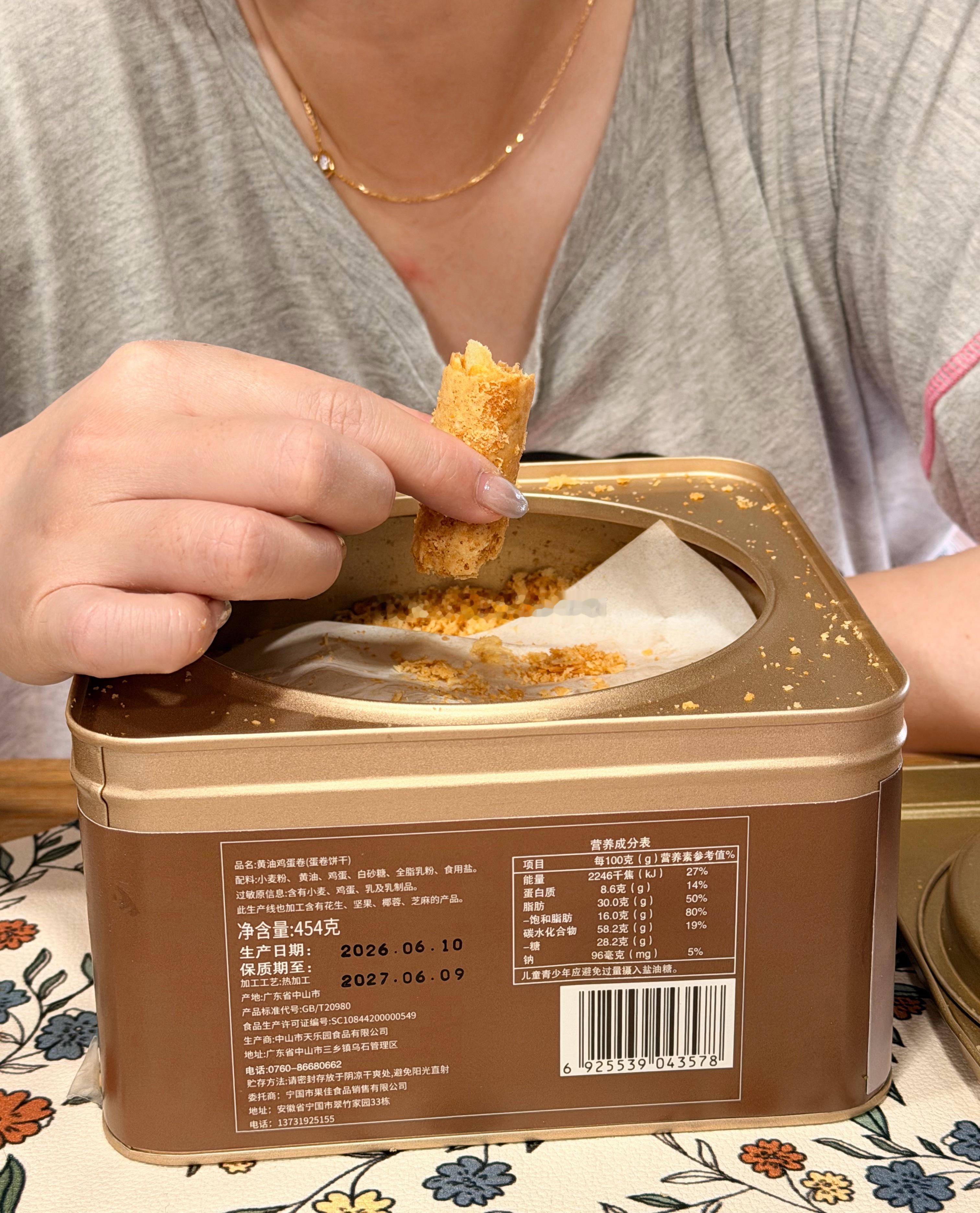 我和我妹的早饭她吃干的我吃个桃子那四个小孩子吃面条 