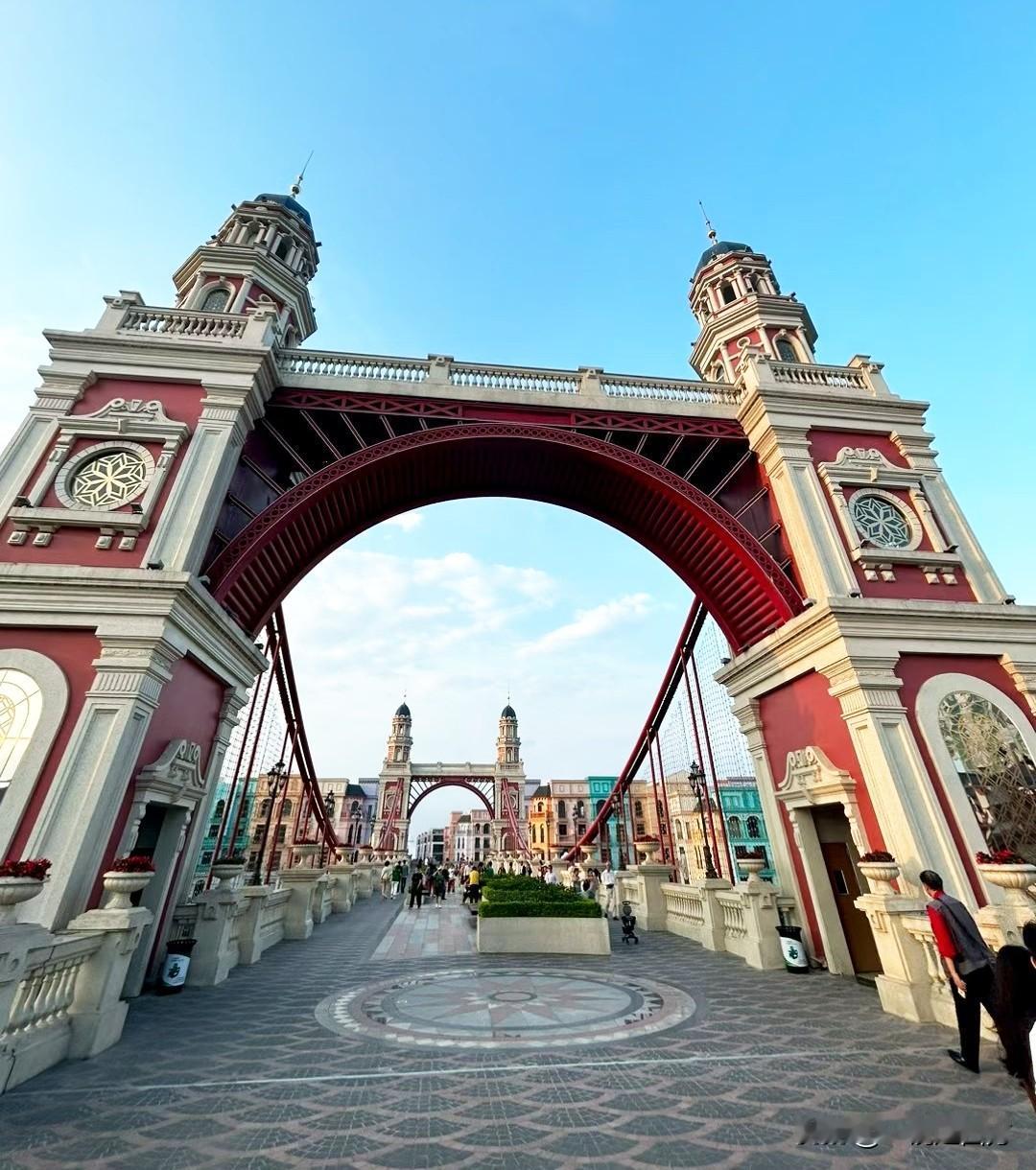 越南河内的“欧洲小镇”，又称“越南版威尼斯”，位于越南河内市郊兴安省文江县，小镇