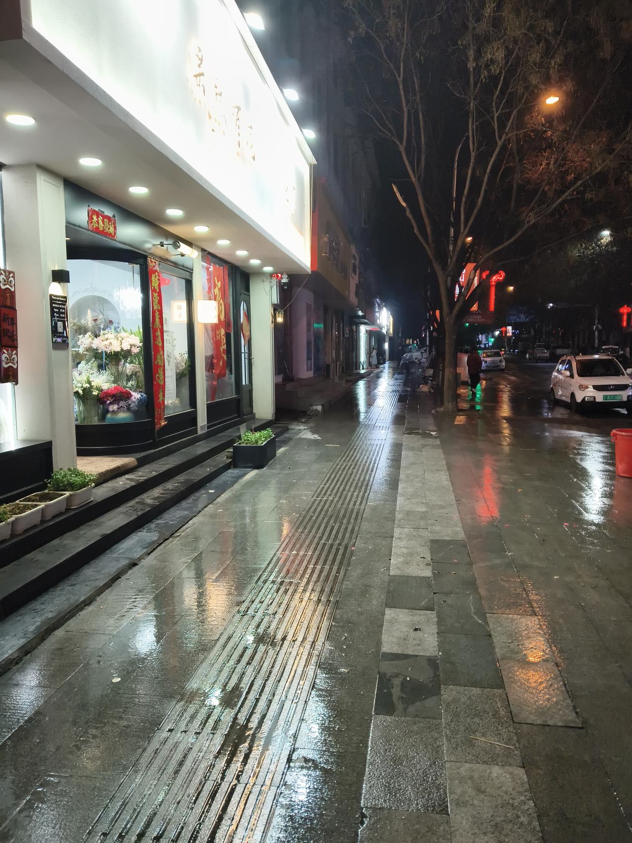 天南地北大拜年今天仍然是阴雨连连，真的是没话说了。国外不太平。巴基斯坦和阿富汗打