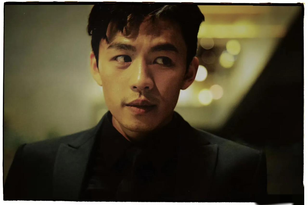 李鸿其，丑帅氛围感帅哥。
在宋威龙文琪的新剧里，李鸿其的出现是个惊喜。很奇怪有些