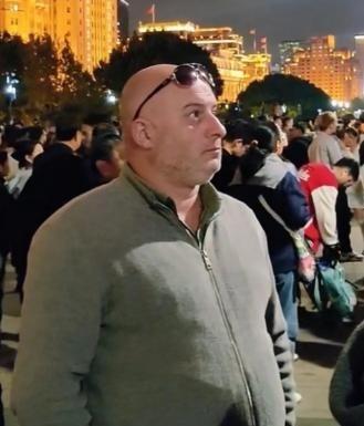 为什么很多美国人到了中国后不笑？因为这些外国人突然意识到西方国家的媒体把自己忽悠