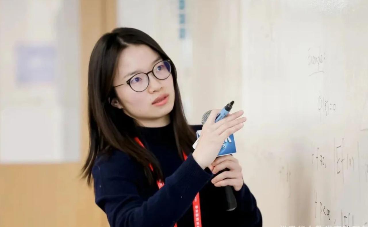 中国数学家王虹、邓煜获菲尔兹奖，法国总统马克龙亲自打电话给王虹，称：王虹是法国的