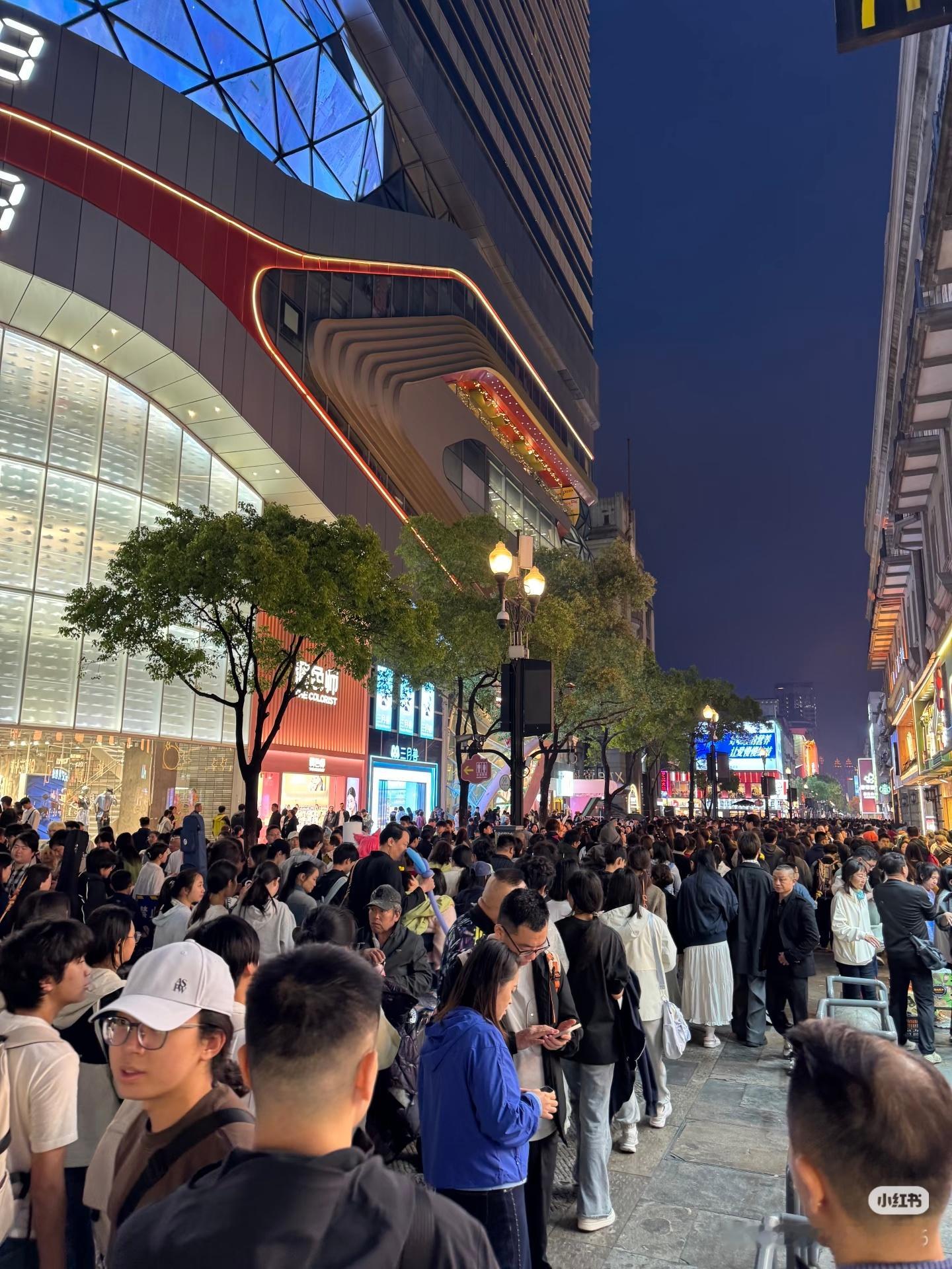五一排队现状五一出游主打一个全程排队，景区进门排队、吃饭等位堵车到处是人，热闹是