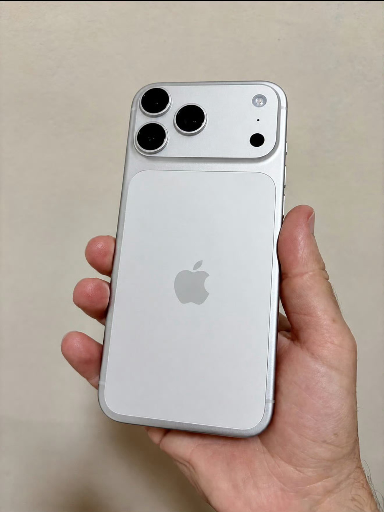 iPhone18Pro 配色今天主打色是樱桃红，但我还是老样子买银色了，实在是接