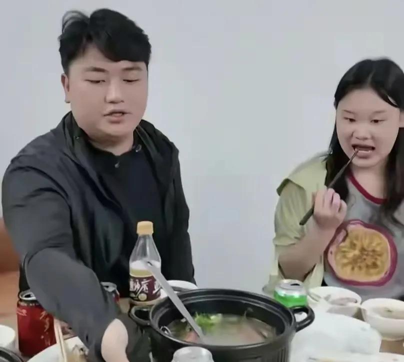 张家齐跟全进华一起吃饭，有个细节被人吐槽，一家人何必那么认真
张家齐去广东找全进