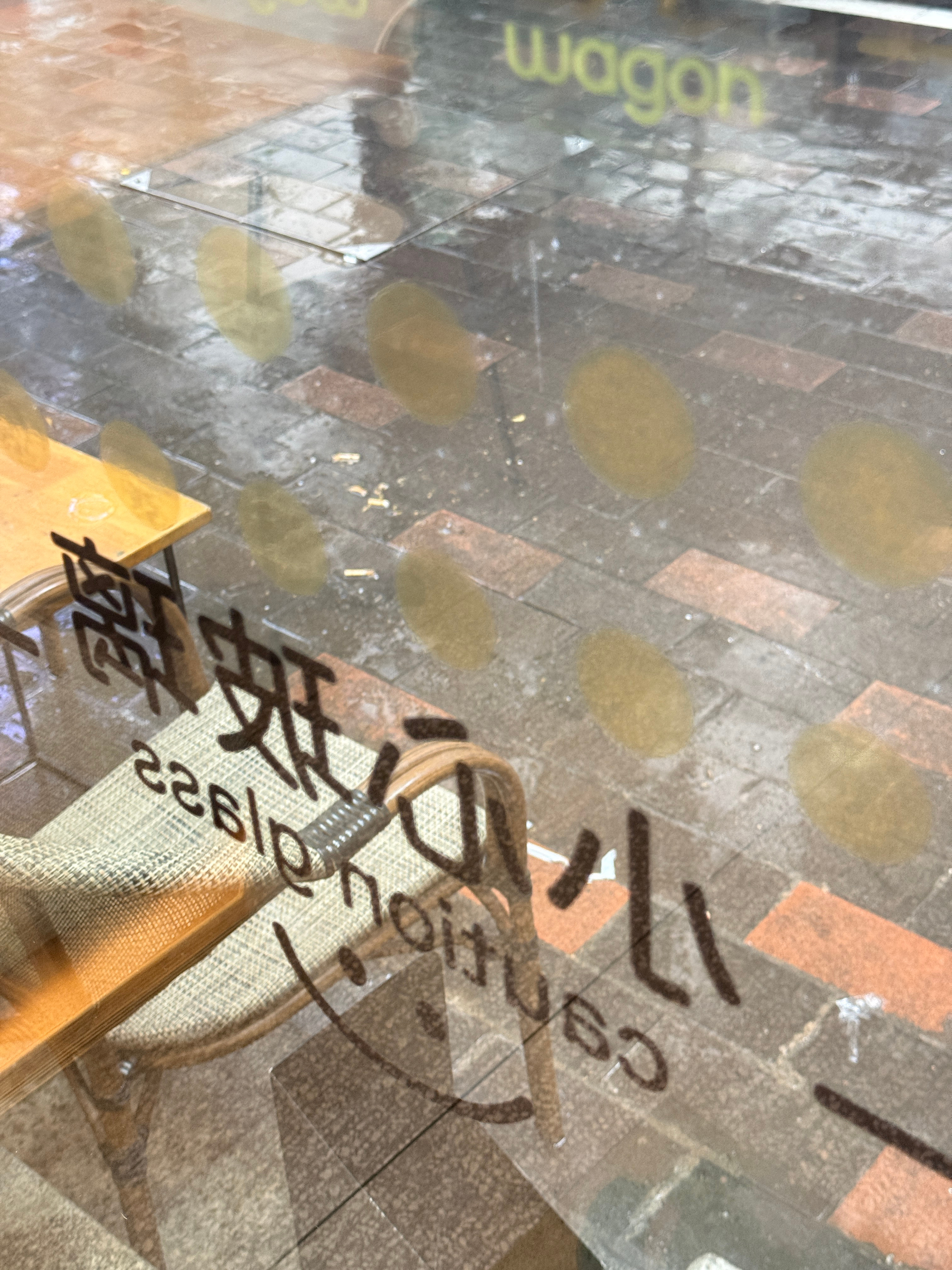 今天心情特别符合今天的天气！下雨天堵车害我来不及赶去银行！明天中午早点去[淡淡的