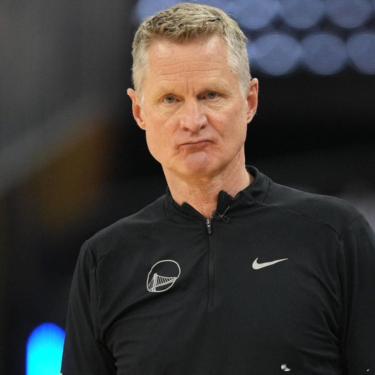 科尔表示，自己偶尔会回复球迷发的邮件。选秀前有个球迷一直在给我发邮件，要我给小牛