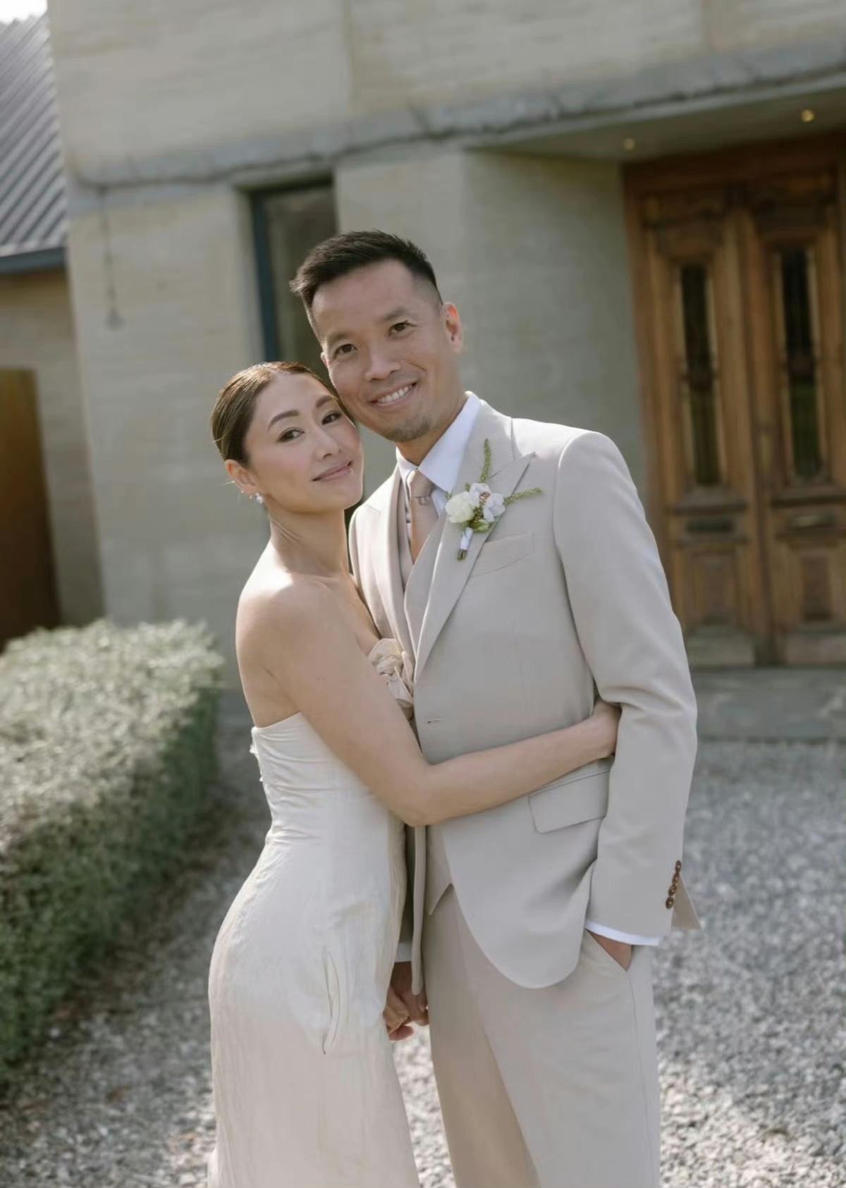 香港女演员胡定欣官宣结婚，两人在新西兰举行了婚礼，她老公陈健华是圈外人，比胡定欣
